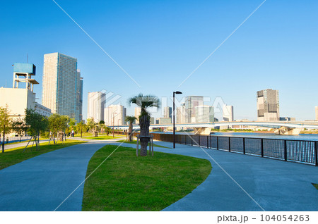 晴海臨海公園から観る商業施設と高層マンションの風景 晴海臨海公園から観る商業施設と高層マンションの風景 104054263