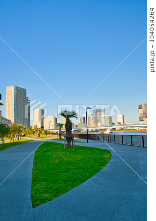 晴海臨海公園から観る商業施設と高層マンションの風景 104054264