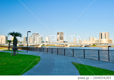 晴海臨海公園から観る商業施設と高層マンションの風景 104054265