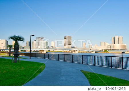 晴海臨海公園から観る商業施設と高層マンションの風景 晴海臨海公園から観る商業施設と高層マンションの風景 104054266