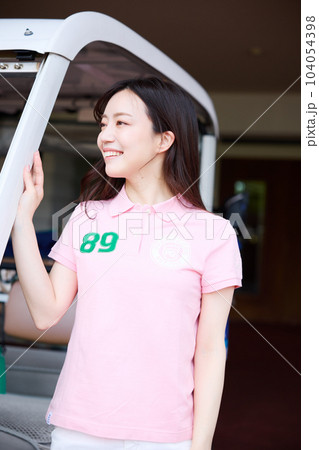 ゴルフをする女性 104054398