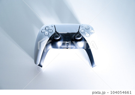 ゲームのコントローラー_白背景 104054661
