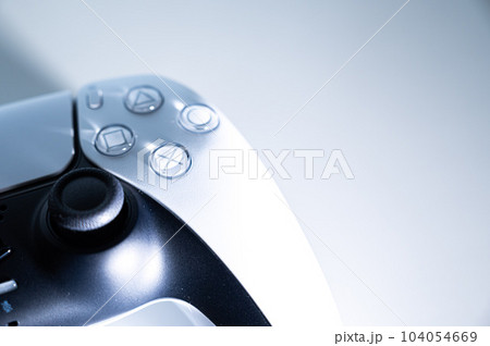 ゲームのコントローラー_白背景 104054669