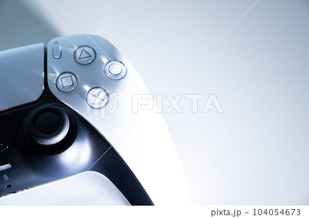 ゲームのコントローラー_白背景 104054673