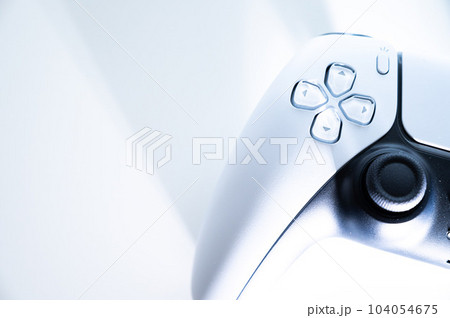 ゲームのコントローラー_白背景 104054675