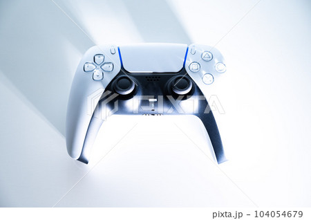 ゲームのコントローラー_白背景 104054679
