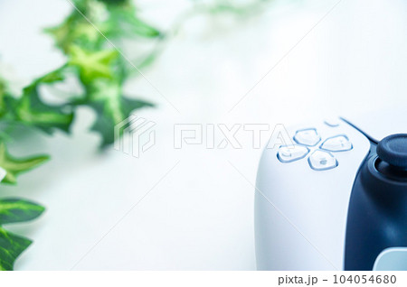 ゲームのコントローラー_白背景 104054680