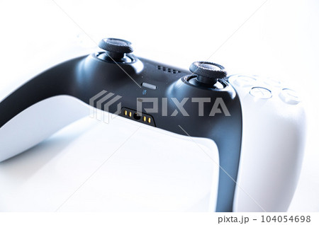 ゲームのコントローラー_白背景 104054698