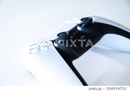 ゲームのコントローラー_白背景 104054702
