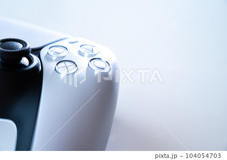 ゲームのコントローラー_白背景 104054703