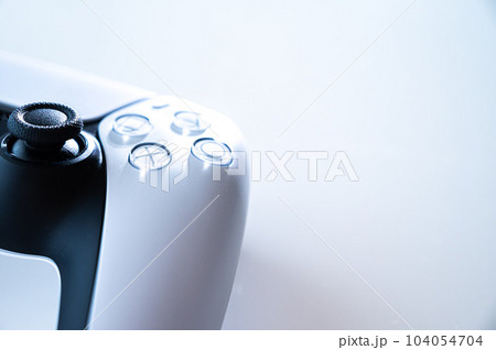 ゲームのコントローラー_白背景 104054704