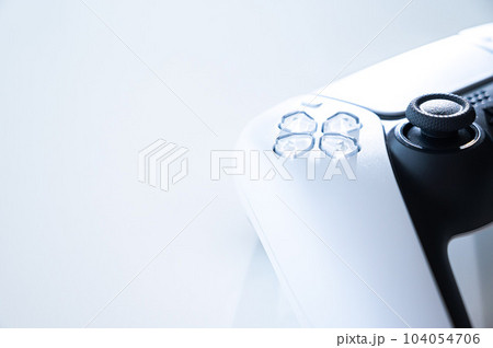 ゲームのコントローラー_白背景 ゲームのコントローラー_白背景 104054706