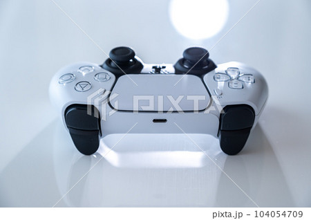 ゲームのコントローラー_白背景 104054709