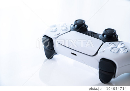 ゲームのコントローラー_白背景 ゲームのコントローラー_白背景 104054714