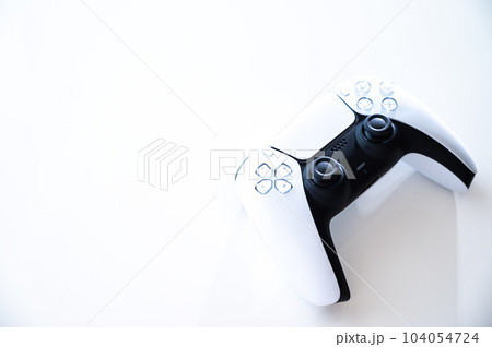 ゲームのコントローラー_白背景 104054724