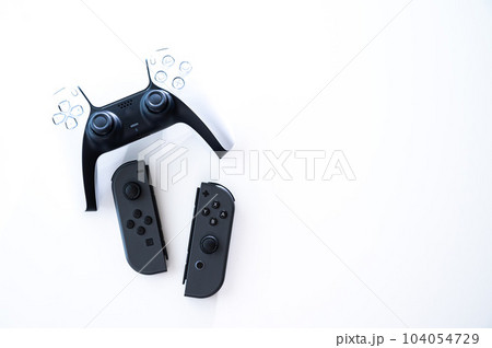 ゲームのコントローラー_白背景 104054729
