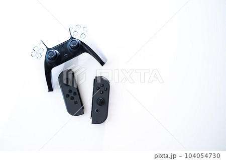 ゲームのコントローラー_白背景 104054730