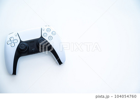 ゲームのコントローラー_白背景 104054760