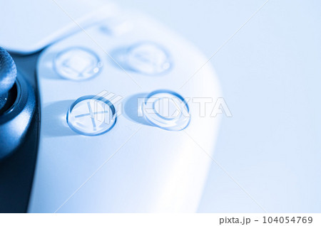 ゲームのコントローラー_白背景 104054769