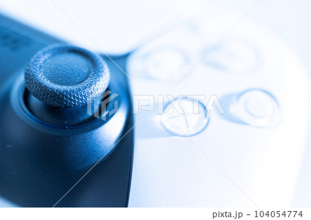 ゲームのコントローラー_白背景 104054774