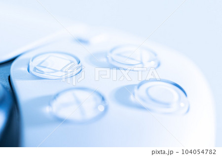 ゲームのコントローラー_白背景 104054782