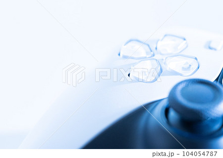 ゲームのコントローラー_白背景 104054787