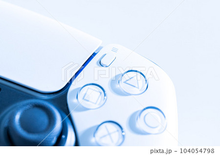 ゲームのコントローラー_白背景 104054798
