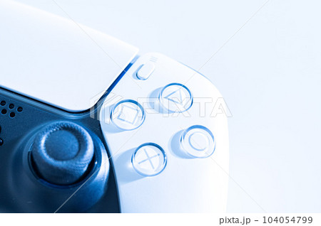 ゲームのコントローラー_白背景 104054799