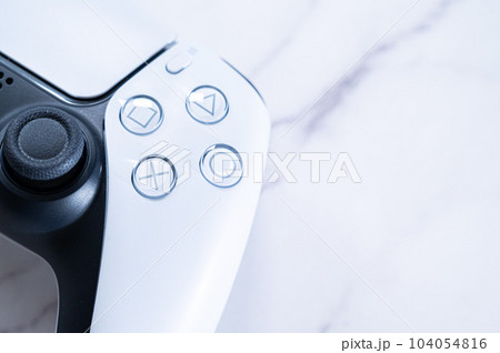 ゲームのコントローラー_白背景 104054816