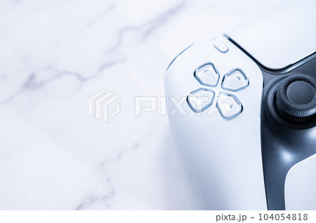 ゲームのコントローラー_白背景 ゲームのコントローラー_白背景 104054818