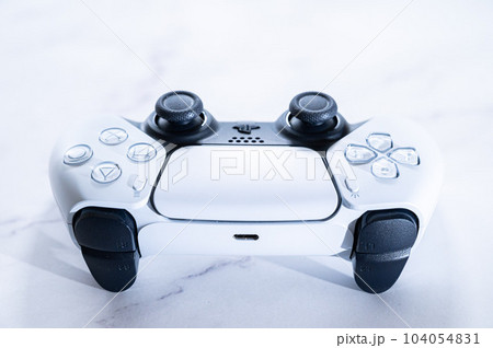 ゲームのコントローラー_白背景 ゲームのコントローラー_白背景 104054831