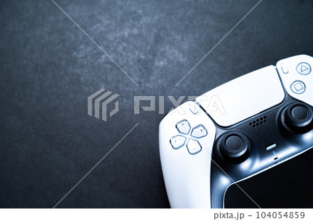 ゲームのコントローラー_黒背景 104054859