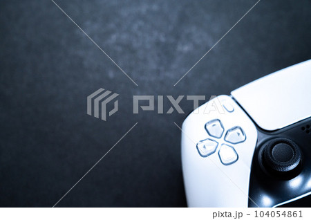 ゲームのコントローラー_黒背景 ゲームのコントローラー_黒背景 104054861
