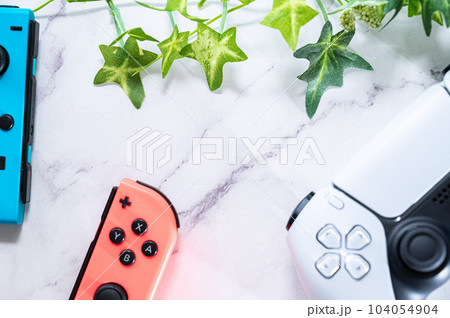 ゲームのコントローラー_白背景 ゲームのコントローラー_白背景 104054904
