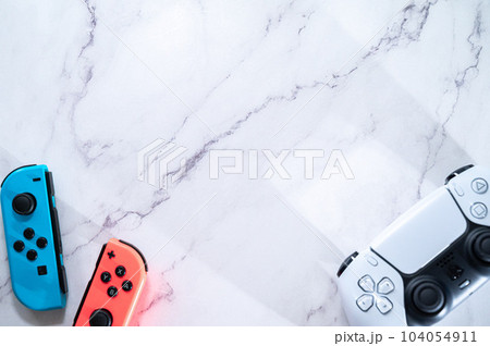 ゲームのコントローラー_白背景 104054911