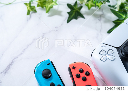 ゲームのコントローラー_白背景 104054931