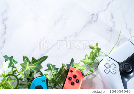 ゲームのコントローラー_白背景 104054946