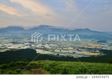 ミルクロードからの眺望・阿蘇山（熊本県・阿蘇市） 104054975