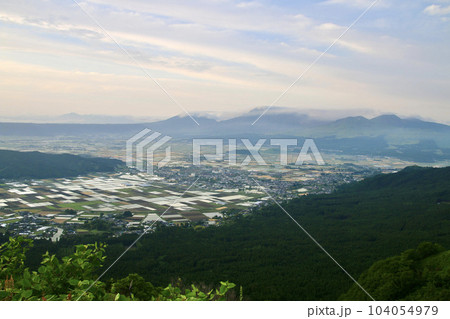 ミルクロードからの眺望・阿蘇山(熊本県・阿蘇市) ミルクロードからの眺望・阿蘇山(熊本県・阿蘇市) 104054979