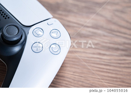 ゲームのコントローラー_木目背景 104055016