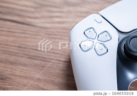ゲームのコントローラー_木目背景 104055019