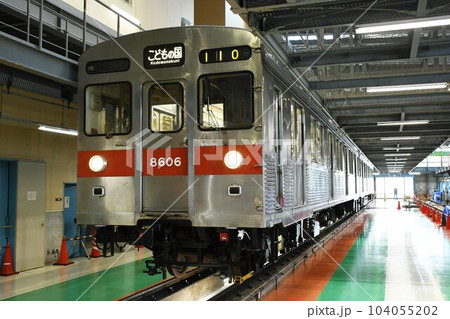 車両基地に停車する東急電鉄8500系(こどもの国表示) 車両基地に停車する東急電鉄8500系(こどもの国表示) 104055202