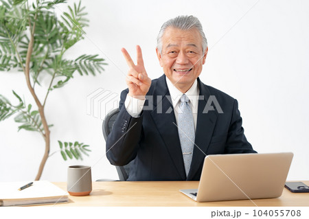 ビジネス　男性　ピース 104055708