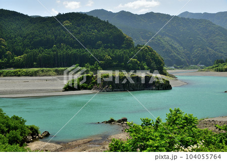 熊野川の昼島　【三重県紀宝町浅里】 104055764