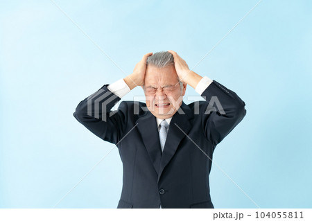 ビジネス　シニア　男性　悩む 104055811