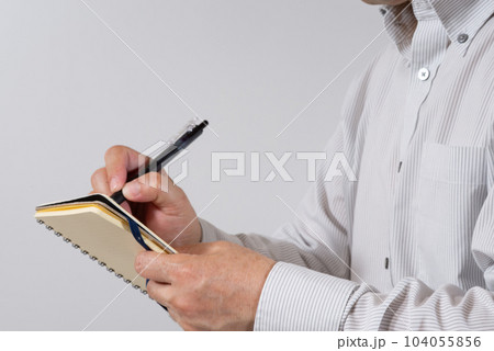 メモを取る男性 104055856