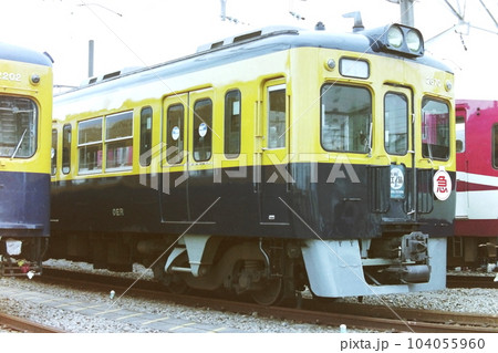 2003年10月の小田急ファミリー鉄道展に展示された2600形旧塗装車、第20編成2870 104055960