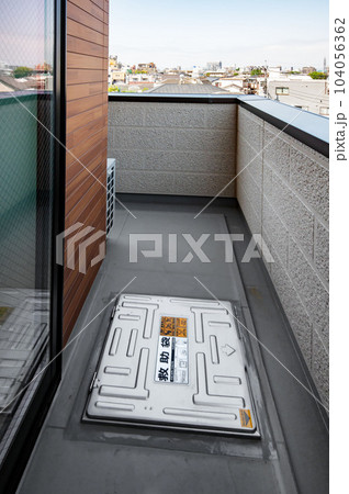 マンションに設置されたハッチ式救助袋 104056362