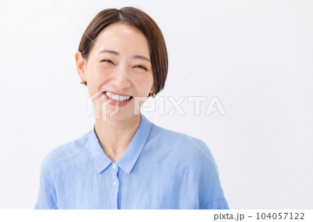 カジュアル　女性　ポートレート 104057122