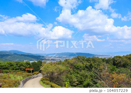 明神山の山頂付近から眺める奈良盆地 明神山の山頂付近から眺める奈良盆地 104057229
